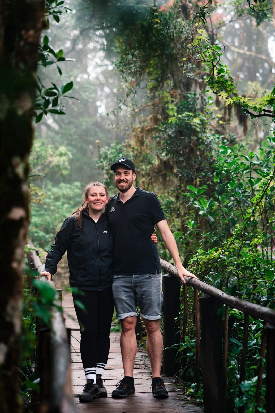 Lena und Jonas auf einer Holzbrücke im Nebelwald