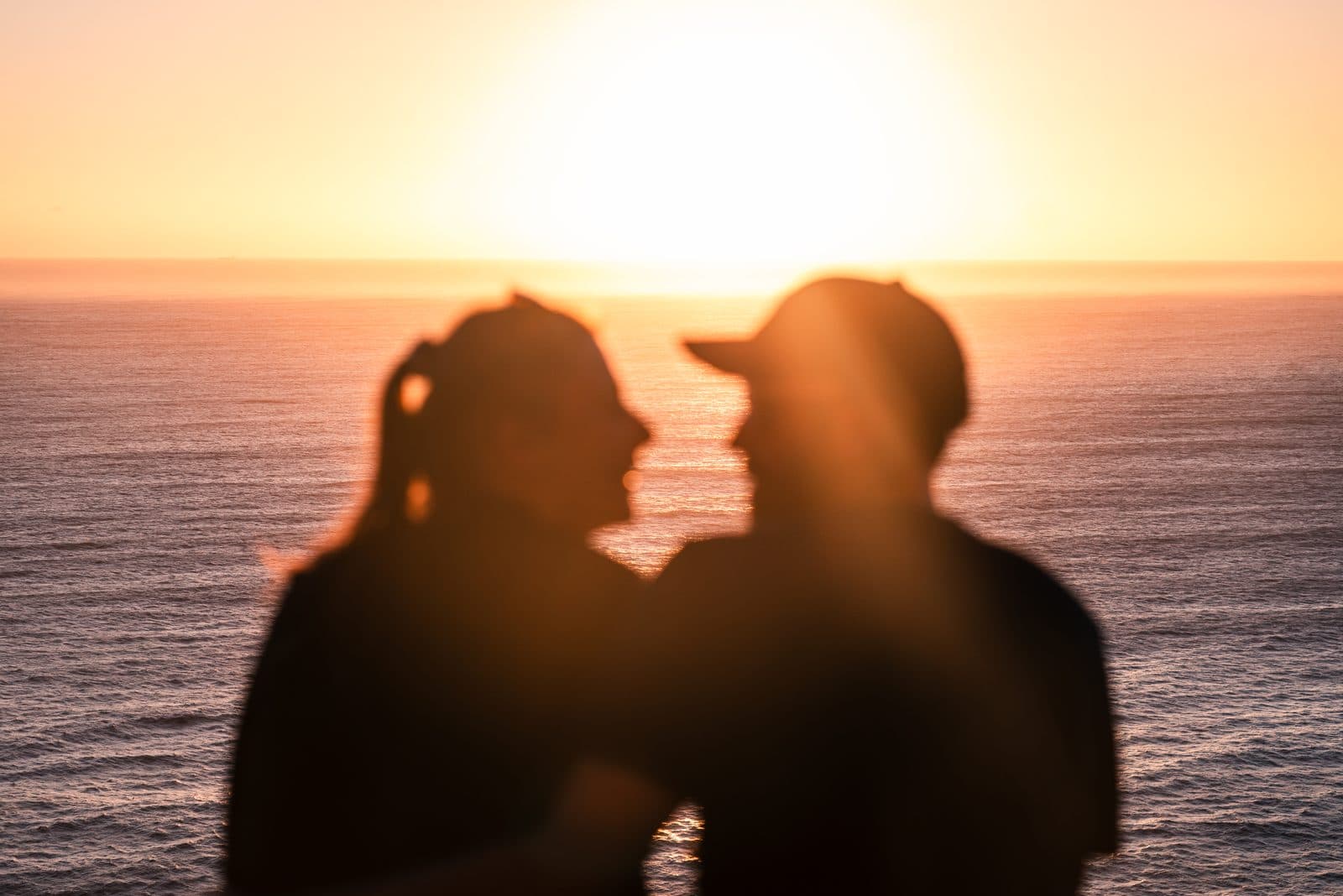 Silhouette des Paares vor dem Sonnenuntergang am Meer